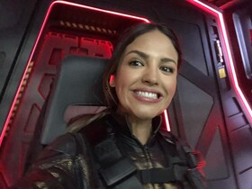 Безудержное веселье и очень много красивой Эйсы Гонсалес на закадровых фото «Годзиллы против Конга»