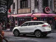 Geely привезет в Россию модель с «мягким гибридом»