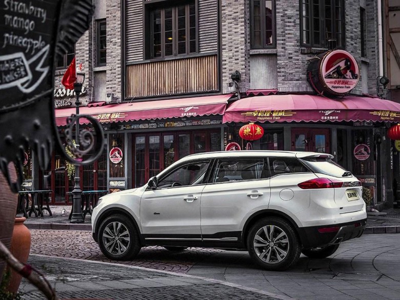 Geely привезет в Россию модель с «мягким гибридом»