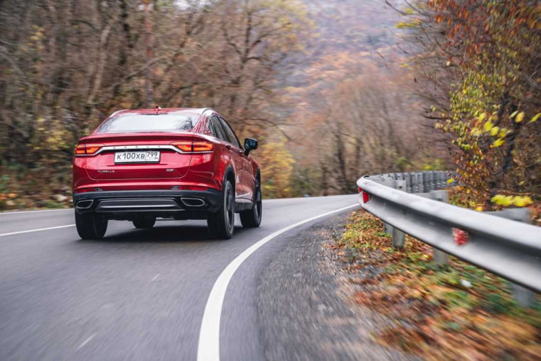 Купе-кроссовер Geely Tugella сильно подорожал в России