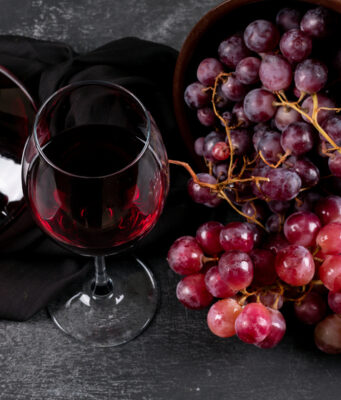 Эффект домино: эксперты объяснили, почему вместе с импортным вином подорожает и отечественное