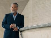 Он вернулся! Джонни Депп со стаканом на первом кадре триллера от режиссёра «Белоснежки»