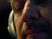 Будущее хип-хопа оказывается обманом в трейлере фильма Джеймса Макэвоя «Калифорнийская афера»