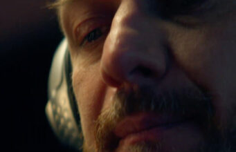 Будущее хип-хопа оказывается обманом в трейлере фильма Джеймса Макэвоя «Калифорнийская афера»